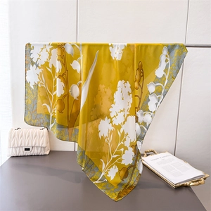 Élégant foulard en soie satinée jaune moutarde avec imprimé floral de lys blanc