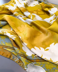 Détail d'un foulard en soie satinée de luxe avec imprimé floral abstrait et bords roulés