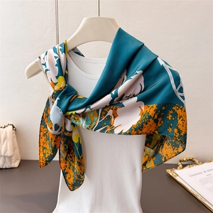 Élégant foulard en satin floral aux motifs vert foncé et orange sur bride blanche