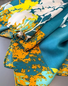 Vue détaillée d'une écharpe en satin de luxe avec motifs floraux et bords ourlés fins