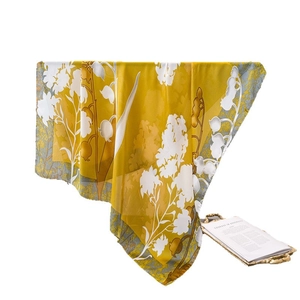 Écharpe élégante en satin à imprimé muguet jaune avec un drapé soyeux