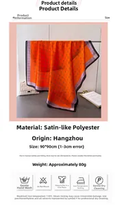 Detailansicht eines 90x90cm Satintuchs mit orange-violetten geometrischen Mustern