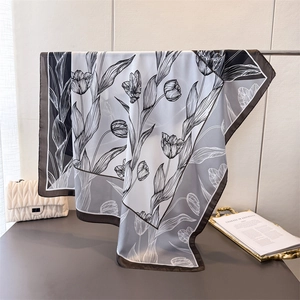 Elegante sciarpa in raso con stampa a tulipani in bianco e nero sul supporto