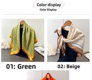 Details eines eleganten bedruckten Satinschals mit Vintage-Mustern und Seidentextur