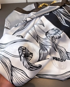 Vista dettagliata del foulard di raso con eleganti motivi floreali di tulipani