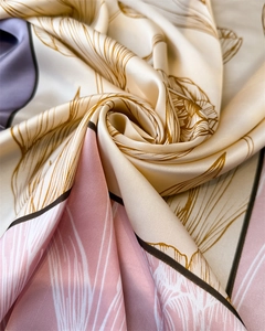 Dettaglio macro di foulard quadrato in satin con stampa floreale e trama setosa