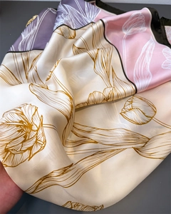 Dettaglio macro della sciarpa in raso con stampa a tulipano e contrasto di colori