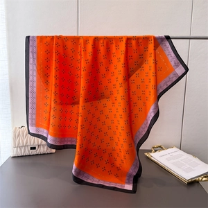 Luxuriöses quadratisches Seidentuch in Orange mit geometrischen Mustern und lila Rand