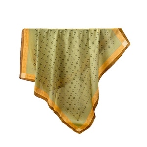 Eleganter grüner Seidenschal mit geometrischen Mustern und gelben Kontrasträndern für Damen