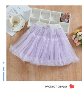 Detailansicht eines lila Tutu-Rocks mit Lagen-Tüll und glitzerndem Saum-Design