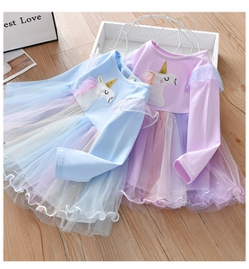 Détail de l'écusson licorne et tulle arc-en-ciel sur la robe à manches longues fille