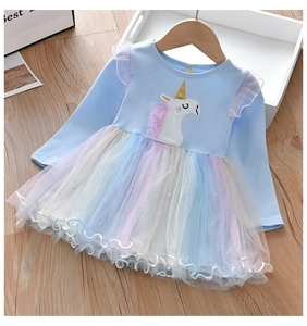 Détail d'une robe bleue pour fille avec broderie licorne et tulle arc-en-ciel à paillettes