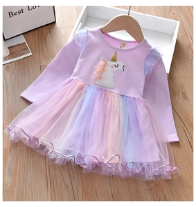 Détail de broderie licorne sur corsage rose avec jupe en tulle arc-en-ciel pastel