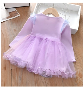 Détail d'une robe de princesse violette pour fille avec volants et jupe en tulle multicouche