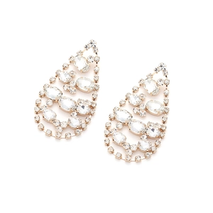 Vue détaillée des boucles d'oreilles pendantes en cristal et métal doré style rétro