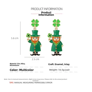 Vista dettagliata degli orecchini Leprechaun di San Patrizio con smalto verde e strass