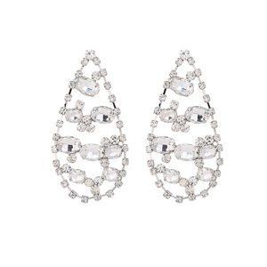 Détail de boucles d'oreilles pendantes en forme de goutte d'argent avec strass scintillants