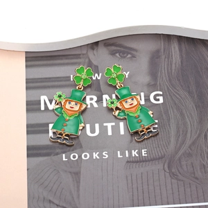 Dettaglio orecchini Leprechaun per San Patrizio con quadrifoglio verde e strass