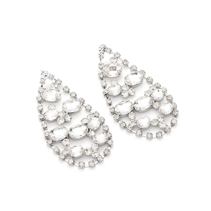 Détail macro des boucles d'oreilles goutte argentées ornées de cristaux pavés
