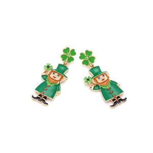 Dettaglio orecchini Leprechaun per San Patrizio con trifoglio verde e cristalli lucenti
