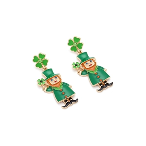 Dettaglio orecchini Leprechaun di San Patrizio con smalto verde e perno a forma di trifoglio