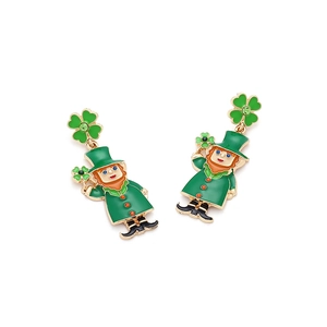 Dettaglio degli orecchini di San Patrizio con leprechaun in smalto verde e quadrifoglio