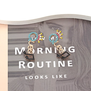 Boucles d'oreilles couronne et lettre Q dorées avec strass arc-en-ciel pour femme