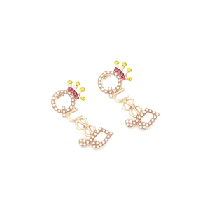 Détail des boucles d'oreilles Queen dorées avec perles et couronne de pierres colorées