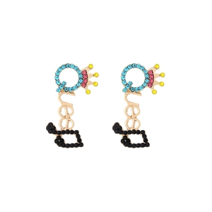 Boucles d'oreilles Queen colorées avec perles et strass sur fond blanc immaculé