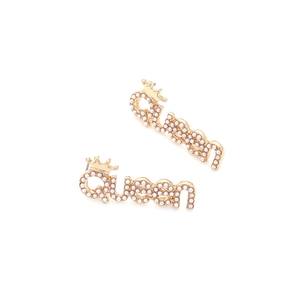 Elegante goldene Queen Buchstaben-Ohrstecker mit weißen Perlen und Krone