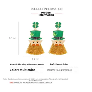 Détails des boucles d'oreilles lutin de la Saint-Patrick avec pompons, dimensions et poids