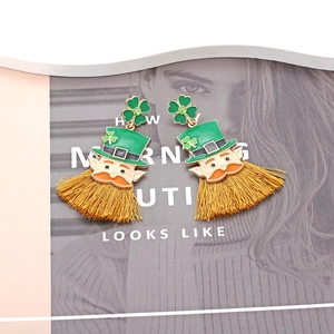 Boucles d'oreilles gnome de la Saint-Patrick avec trèfle vert et franges jaunes