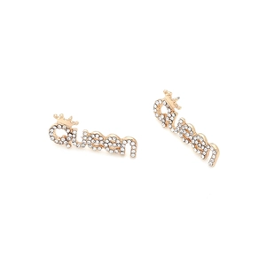 Detailansicht der Queen-Buchstaben-Ohrringe mit goldener Krone und funkelnden Strasssteinen
