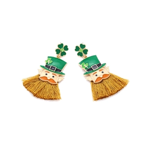 Détail macro de boucles d'oreilles St. Patrick avec trèfle et pompon Leprechaun