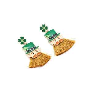 Détail des boucles d'oreilles Leprechaun de la Saint-Patrick avec franges dorées