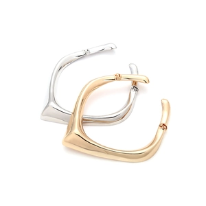 Bracelets en métal poli en forme de V dorés et argentés avec fermeture à charnière élégante