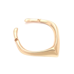 Collier ras du cou en métal doré en forme de V au design géométrique minimaliste