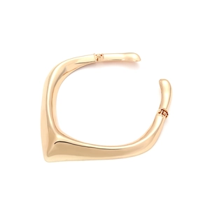 Collier ras du cou en métal doré poli avec un design géométrique minimaliste en V