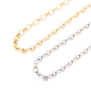 Minimalistische goldene und silberne Gliederketten aus poliertem Metall im Layering-Stil