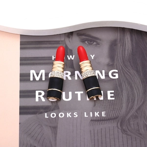 Boucles d'oreilles en forme de rouge à lèvres avec émail rouge et cristaux brillants