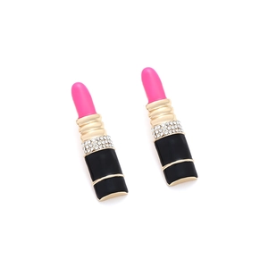 Gros plan sur des boucles d'oreilles rouge à lèvres en émail noir et strass roses