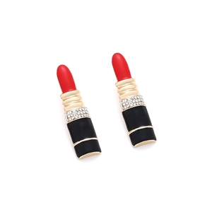 Détail de boucles d'oreilles rouge à lèvres avec émail rouge, corps noir et cristaux