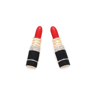 Détail de boucles d'oreilles rouge à lèvres avec émail rouge et strass blancs étincelants