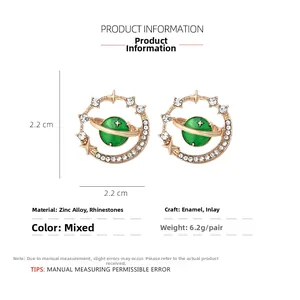 Détail montrant les boucles d'oreilles planète dimensions 2,2 cm et poids 6,2 g