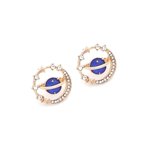 Détail des boucles d'oreilles planète bleue avec étoile dorée et croissant de lune en cristal