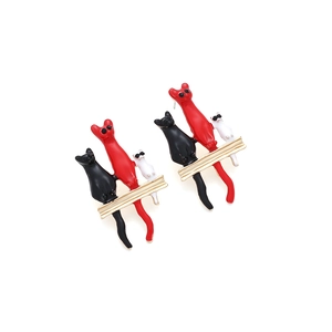 Pendientes de tres gatos lindos con esmalte negro rojo blanco y acabado dorado para mujer