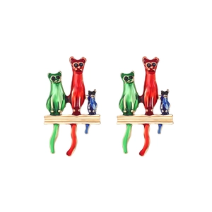 Pendientes de gato de dibujos animados con esmalte colorido y aleación chapada en oro