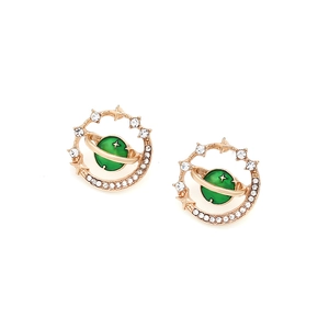 Détail de boucles d'oreilles planète dorées avec émail vert et cristaux blancs