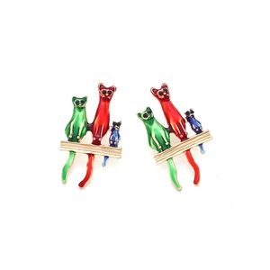 Pendientes de gato bañados en oro con gatitos de esmalte de colores y brillantes pedrería