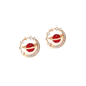 Détail de la boucle d'oreille céleste avec lune en cristal et motif planète en émail rouge